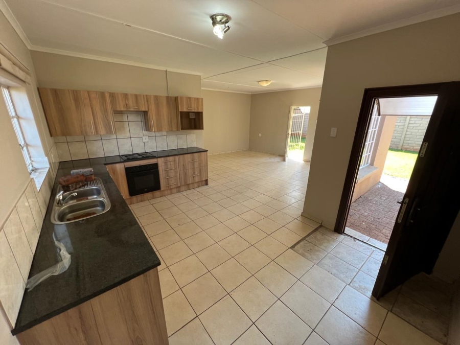 To Let 2 Bedroom Property for Rent in Melodie North West